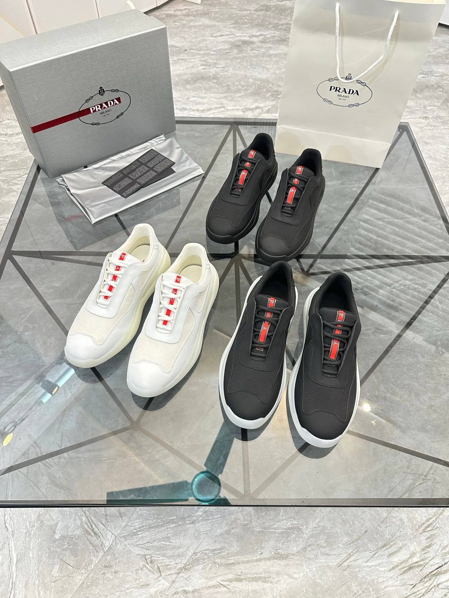 Men's shoes: 💰P660¥ High-end top quality Product trademark: Prada *"Prada*" low-top casual shoes Regular size: 38-45 (can be customized to 46) Product materials: Upper imported silk cowhide spliced ​​with original fabric, breathable lining, original outsole. No.: 001